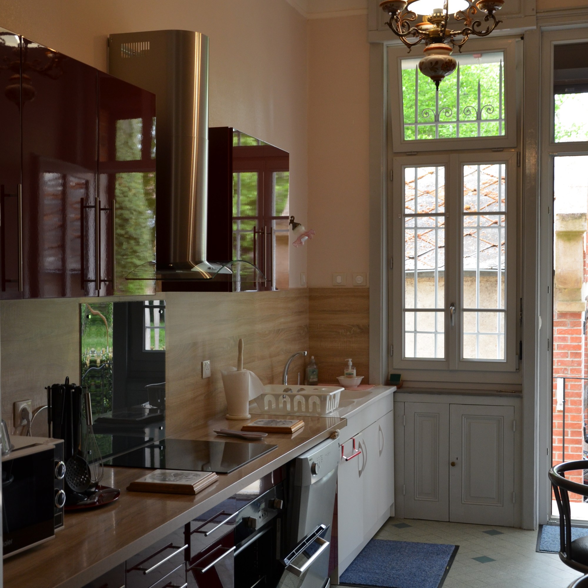 Grande cuisine équipée : plaque vitrocéramique, four, micro-ondes, cafetière, bouilloire, grille-pain, réfrigérateur/congélateur et lave-vaisselle